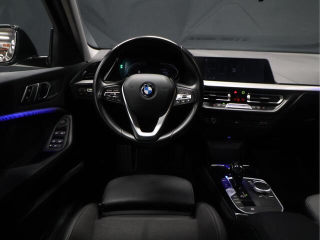 BMW 1-SERIE 118i Executive Edition [PDC V+A, APPLE CARPLAY, ANDROID AUTO, SFEERVERLICHTING, CRUISE CONTROL, NAVIGATIE, AUTOMATISCHE AIRCO, NIEUWSTAAT]
