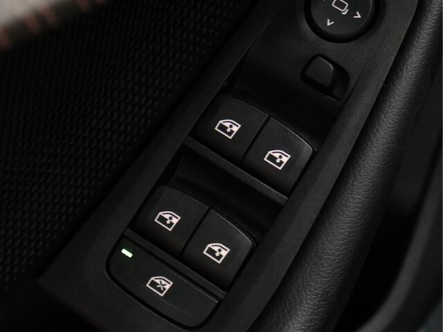 BMW 1-SERIE 118i Executive Edition [PDC V+A, APPLE CARPLAY, ANDROID AUTO, SFEERVERLICHTING, CRUISE CONTROL, NAVIGATIE, AUTOMATISCHE AIRCO, NIEUWSTAAT]