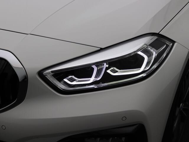 BMW 1-SERIE 5-deurs 118i Executive | Sportline | Sportstoelen | DAB | HiFi | 17''
