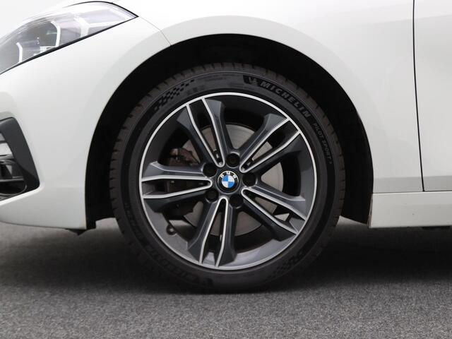 BMW 1-SERIE 5-deurs 118i Executive | Sportline | Sportstoelen | DAB | HiFi | 17''