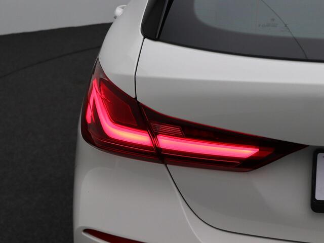 BMW 1-SERIE 5-deurs 118i Executive | Sportline | Sportstoelen | DAB | HiFi | 17''