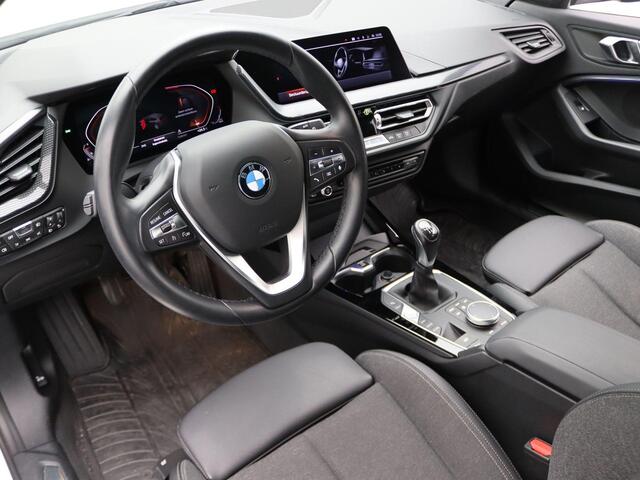 BMW 1-SERIE 5-deurs 118i Executive | Sportline | Sportstoelen | DAB | HiFi | 17''