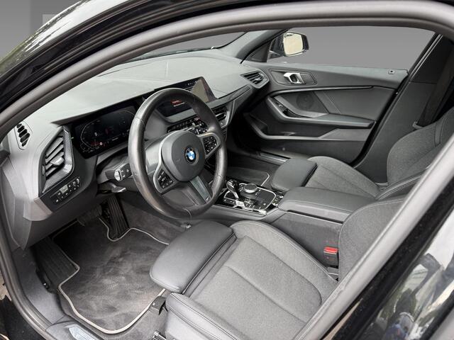 BMW 1-SERIE 118i Model Sport Line | Panoramadak | Stoelverwarming | Live Cockpit Professional | Interieurlijsten Illuminated Berlin