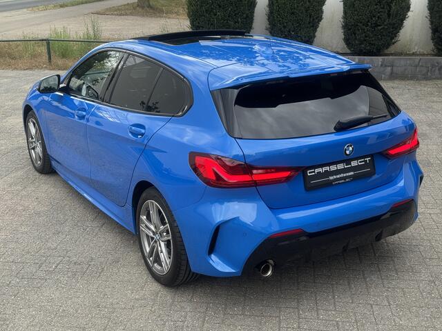 BMW 1-SERIE 118i High Exe M Pakket Panoramdak, Head-up, Adaptieve Cruise, DAB, trekhaak Comfort toegang .Neem contact op en we maken een afspraak!