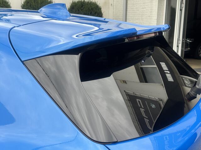 BMW 1-SERIE 118i High Exe M Pakket Panoramdak, Head-up, Adaptieve Cruise, DAB, trekhaak Comfort toegang .Neem contact op en we maken een afspraak!