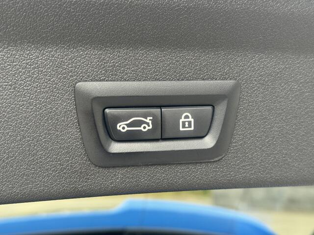BMW 1-SERIE 118i High Exe M Pakket Panoramdak, Head-up, Adaptieve Cruise, DAB, trekhaak Comfort toegang .Neem contact op en we maken een afspraak!