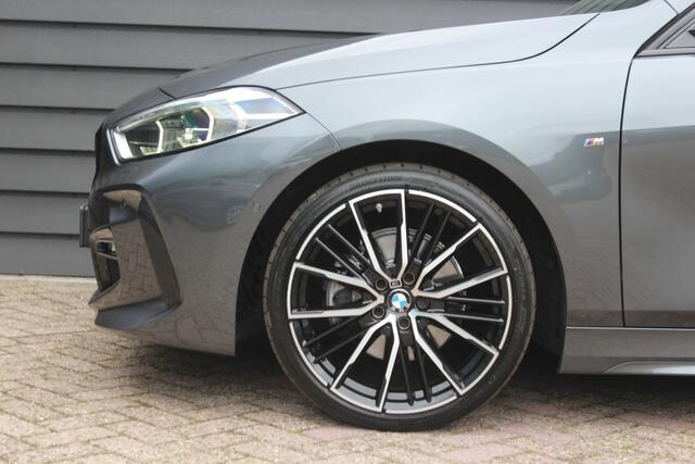BMW 1-SERIE 118i High Executive - M SPORT - HEAD UP - H&K - PANODAK - CAMERA - CARPLAY -