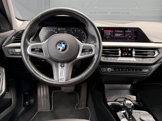 BMW 1-SERIE 118i High Executive 1e Eigenaar,Automaat,Camera,Keyless,Navi,Dealer Onderhouden,141pk,Lm velgen,Pdc V+A,Stoelverwarming,Stuurverwarming,Sportstoelen,Apk tot 07-2026