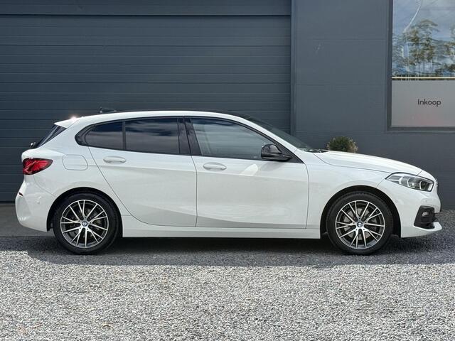 BMW 1-SERIE 118i High Executive 1e Eigenaar,Automaat,Camera,Keyless,Navi,Dealer Onderhouden,141pk,Lm velgen,Pdc V+A,Stoelverwarming,Stuurverwarming,Sportstoelen,Apk tot 07-2026