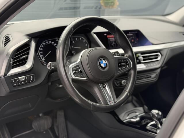 BMW 1-SERIE 118i High Executive 1e Eigenaar,Automaat,Camera,Keyless,Navi,Dealer Onderhouden,141pk,Lm velgen,Pdc V+A,Stoelverwarming,Stuurverwarming,Sportstoelen,Apk tot 07-2026