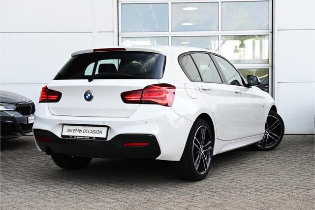 BMW 1-SERIE 118i M Sport Shadow Automaat / Sportstoelen / Achteruitrijcamera / LED / Cruise Control / PDC / Stoelverwarming