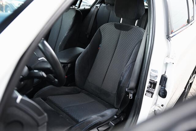 BMW 1-SERIE 118i M Sport Shadow Automaat / Sportstoelen / Achteruitrijcamera / LED / Cruise Control / PDC / Stoelverwarming