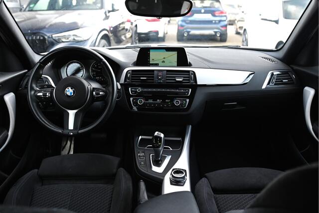 BMW 1-SERIE 118i M Sport Shadow Automaat / Sportstoelen / Achteruitrijcamera / LED / Cruise Control / PDC / Stoelverwarming