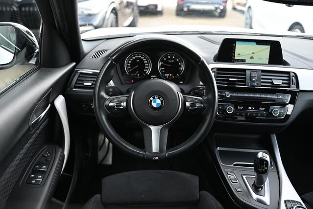 BMW 1-SERIE 118i M Sport Shadow Automaat / Sportstoelen / Achteruitrijcamera / LED / Cruise Control / PDC / Stoelverwarming