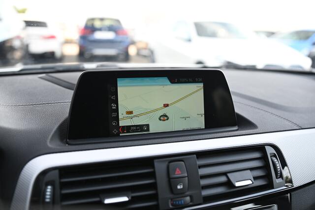 BMW 1-SERIE 118i M Sport Shadow Automaat / Sportstoelen / Achteruitrijcamera / LED / Cruise Control / PDC / Stoelverwarming