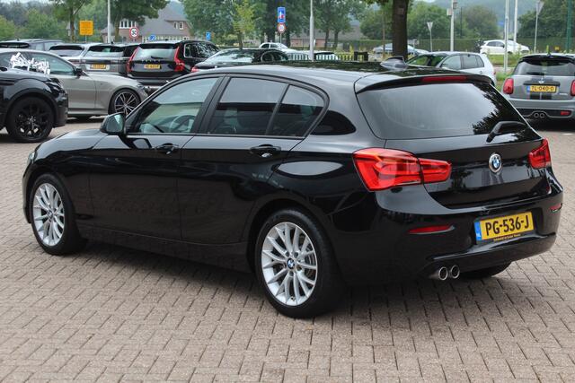 BMW 1-SERIE 120i Executive / Navigatie / Parkeerhulp achter / Cruise Control / 17''