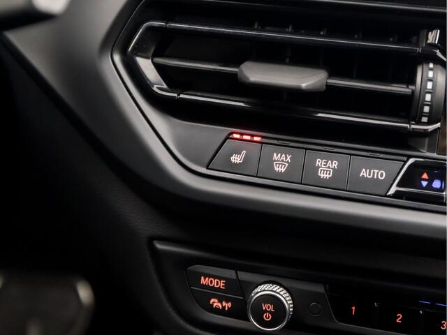 BMW 1-SERIE 118i M Sport Automaat (APPLE CARPLAY, M PAKKET, STUUR/STOELVERWARMING, SFEERVERLICHTING, SPORTSTOELEN, GETINT GLAS, CRUISE, NIEUWE APK, NIEUWSTAAT)