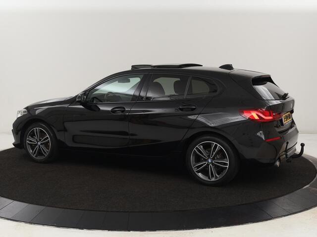 BMW 1-SERIE 118i High Executive | Panoramadak | Sport Line | Leder | Adaptive cruise | Head-Up | Stoel & stuurverwarming | Trekhaak | Keyless | Memory | Live Cockpit | Carplay | Camera | Navigatie