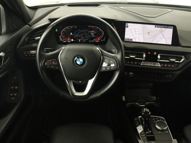 BMW 1-SERIE 118i High Executive | Panoramadak | Sport Line | Leder | Adaptive cruise | Head-Up | Stoel & stuurverwarming | Trekhaak | Keyless | Memory | Live Cockpit | Carplay | Camera | Navigatie