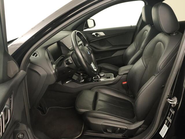 BMW 1-SERIE 118i High Executive | Panoramadak | Sport Line | Leder | Adaptive cruise | Head-Up | Stoel & stuurverwarming | Trekhaak | Keyless | Memory | Live Cockpit | Carplay | Camera | Navigatie