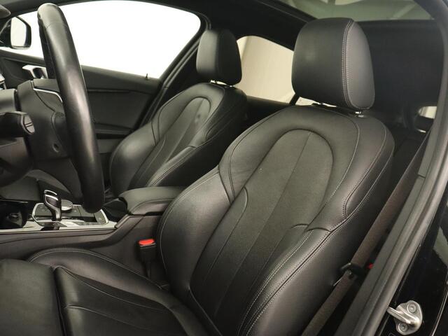 BMW 1-SERIE 118i High Executive | Panoramadak | Sport Line | Leder | Adaptive cruise | Head-Up | Stoel & stuurverwarming | Trekhaak | Keyless | Memory | Live Cockpit | Carplay | Camera | Navigatie