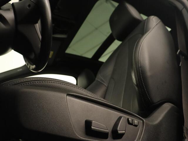 BMW 1-SERIE 118i High Executive | Panoramadak | Sport Line | Leder | Adaptive cruise | Head-Up | Stoel & stuurverwarming | Trekhaak | Keyless | Memory | Live Cockpit | Carplay | Camera | Navigatie