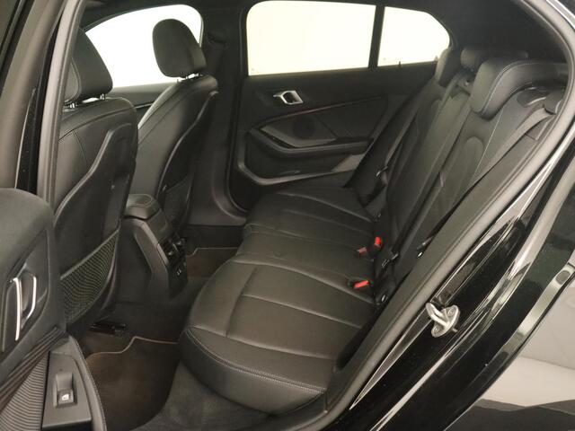 BMW 1-SERIE 118i High Executive | Panoramadak | Sport Line | Leder | Adaptive cruise | Head-Up | Stoel & stuurverwarming | Trekhaak | Keyless | Memory | Live Cockpit | Carplay | Camera | Navigatie