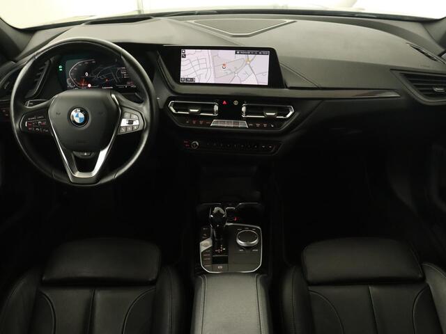 BMW 1-SERIE 118i High Executive | Panoramadak | Sport Line | Leder | Adaptive cruise | Head-Up | Stoel & stuurverwarming | Trekhaak | Keyless | Memory | Live Cockpit | Carplay | Camera | Navigatie