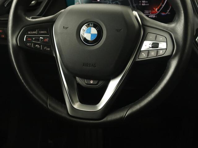 BMW 1-SERIE 118i High Executive | Panoramadak | Sport Line | Leder | Adaptive cruise | Head-Up | Stoel & stuurverwarming | Trekhaak | Keyless | Memory | Live Cockpit | Carplay | Camera | Navigatie