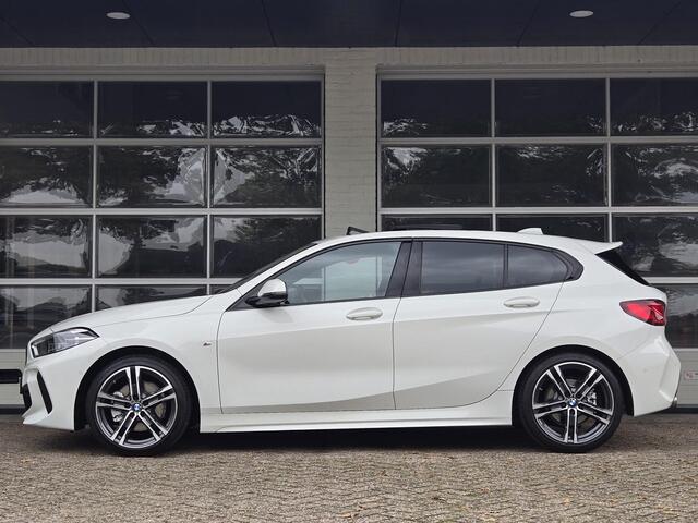 BMW 1-SERIE 118i High M SPORT | PANORAMA | CAMERA | LEDER | SPORTSTOELEN | 18 INCH LM VELGEN |