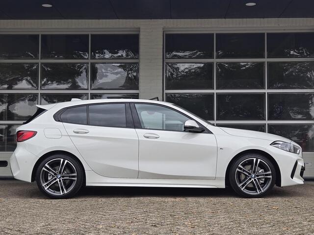 BMW 1-SERIE 118i High M SPORT | PANORAMA | CAMERA | LEDER | SPORTSTOELEN | 18 INCH LM VELGEN |