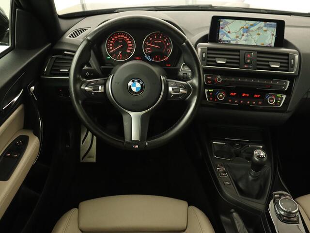 BMW 1-SERIE 118i M Sport | Schuifdak | Leder | Stoelverwarming | Full LED | Sportstoelen | Navigatie | Climate control | Bluetooth | Parkeerhulp | Cruise control