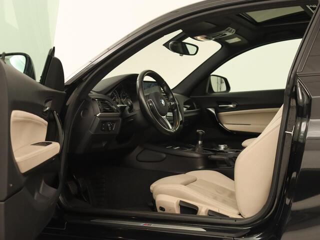BMW 1-SERIE 118i M Sport | Schuifdak | Leder | Stoelverwarming | Full LED | Sportstoelen | Navigatie | Climate control | Bluetooth | Parkeerhulp | Cruise control