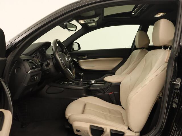 BMW 1-SERIE 118i M Sport | Schuifdak | Leder | Stoelverwarming | Full LED | Sportstoelen | Navigatie | Climate control | Bluetooth | Parkeerhulp | Cruise control