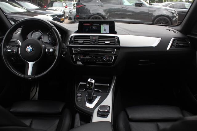 BMW 1-SERIE 118i High Exe. M Sport / Leder / Navigatie / Parkeerhulp V+A / 18'' / Sportstoelen / Stoelverwarming / DAB / Cruise Control