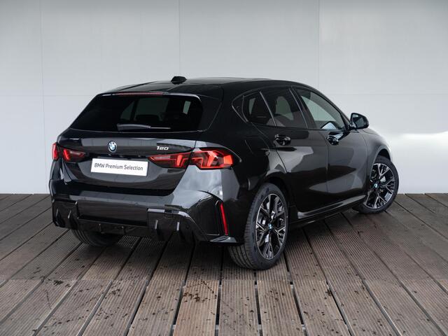 BMW 1-SERIE 120 | M Sportpakket | Verwarmd Stuurwiel | Panoramadak | Achteruitrijcamera | Stoelverwarming | Harman-Kardon | 18''