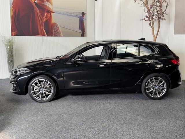 BMW 1-SERIE 120 M SPORT DESIGN EDITION NAVIGATIE CRUISE CONTROL STOEL EN STUURVERWARMING PANORAMA SCHUIF/KANTELDAK BLUETOOTH TELEFOON APPLE CARPLAY/ANDROID RIJSTROOKSENSOREN PDC ZEER MOOI !! 3010