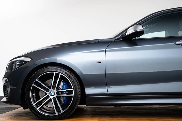 BMW 1-SERIE M140i xDrive High Executive Harman Kardon - Elektrisch verwarmde voorstoelen - Sportstoelen - Cruise Control - Achteruitrijcamera - PDC Voor/Achter - Middenarmsteun voor - Adaptieve LED koplampen -