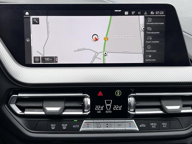 BMW 1-SERIE 118i / Dealer onderhouden / M-Sport / Panorama schuifdak / HUD / Adaptieve CC / Harman Kardon / Alcantara Sportstoelen / 19" / Camera /