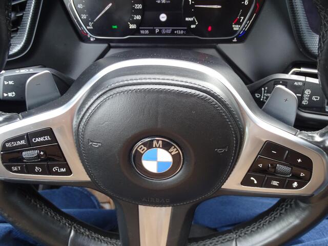BMW 1-SERIE M135i xDrive High Executive PANORAMADAK|HARMAN/KARDON|DODEHOEK DETECTIE|ACHTERUIT RIJ CAMERA|SPORT STOELEN|KEYLESS ENTRY/GO|NAVIGATIE|LASER KOPLAMPEN | STOEL VERWARMING |