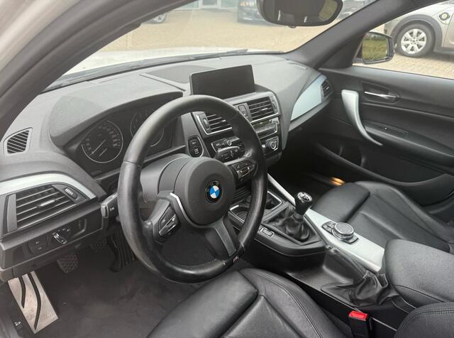 BMW 1-SERIE 118i M Sport / Leder / Navigatie / Parkeerhulp achter / 18'' / Stoelverwarming / Cruise Control
