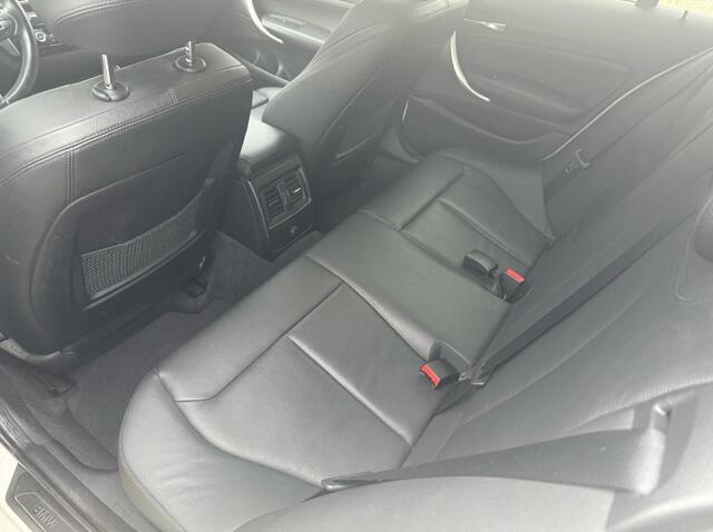 BMW 1-SERIE 118i M Sport / Leder / Navigatie / Parkeerhulp achter / 18'' / Stoelverwarming / Cruise Control