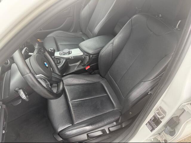 BMW 1-SERIE 118i M Sport / Leder / Navigatie / Parkeerhulp achter / 18'' / Stoelverwarming / Cruise Control