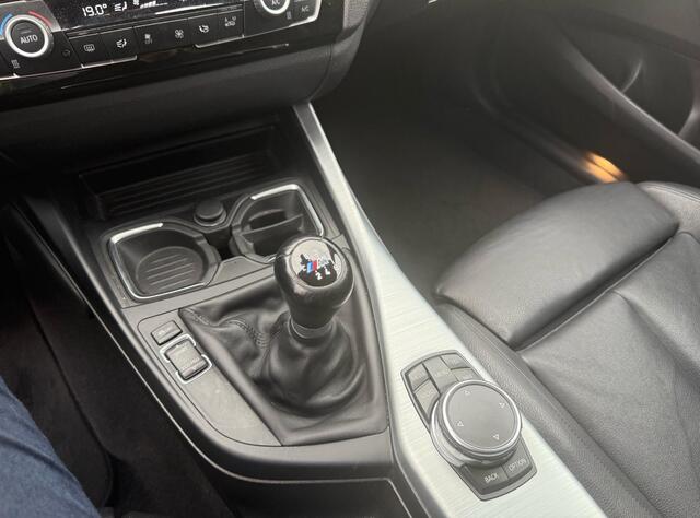 BMW 1-SERIE 118i M Sport / Leder / Navigatie / Parkeerhulp achter / 18'' / Stoelverwarming / Cruise Control