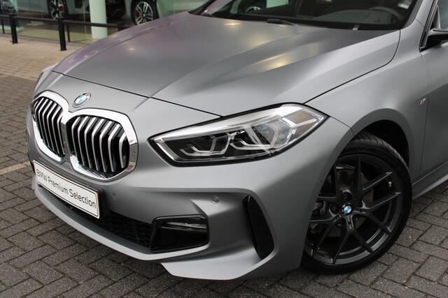 BMW 1-SERIE 118i M Sport Automaat / Panoramadak / Sportstoelen / Achteruitrijcamera / LED / Live Cockpit Professional / M Sportonderstel