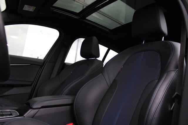 BMW 1-SERIE 118i M Sport Automaat / Panoramadak / Sportstoelen / Achteruitrijcamera / LED / Live Cockpit Professional / M Sportonderstel