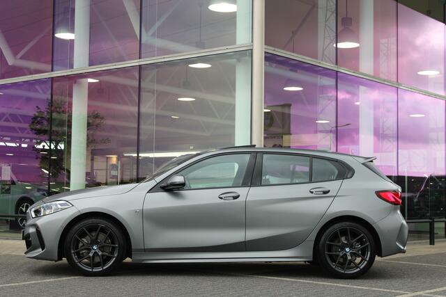 BMW 1-SERIE 118i M Sport Automaat / Panoramadak / Sportstoelen / Achteruitrijcamera / LED / Live Cockpit Professional / M Sportonderstel
