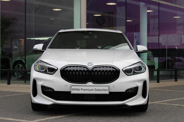 BMW 1-SERIE 118i M Sport Automaat / Sportstoelen / LED / M Sportonderstel / Live Cockpit Professional / Cruise Control / PDC