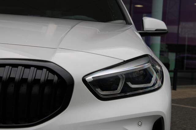 BMW 1-SERIE 118i M Sport Automaat / Sportstoelen / LED / M Sportonderstel / Live Cockpit Professional / Cruise Control / PDC