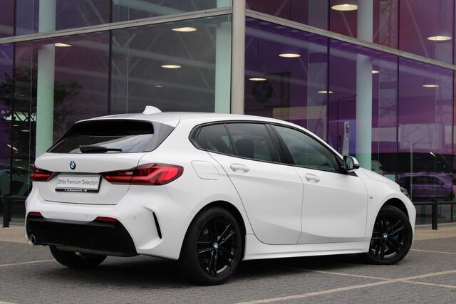 BMW 1-SERIE 118i M Sport Automaat / Sportstoelen / LED / M Sportonderstel / Live Cockpit Professional / Cruise Control / PDC